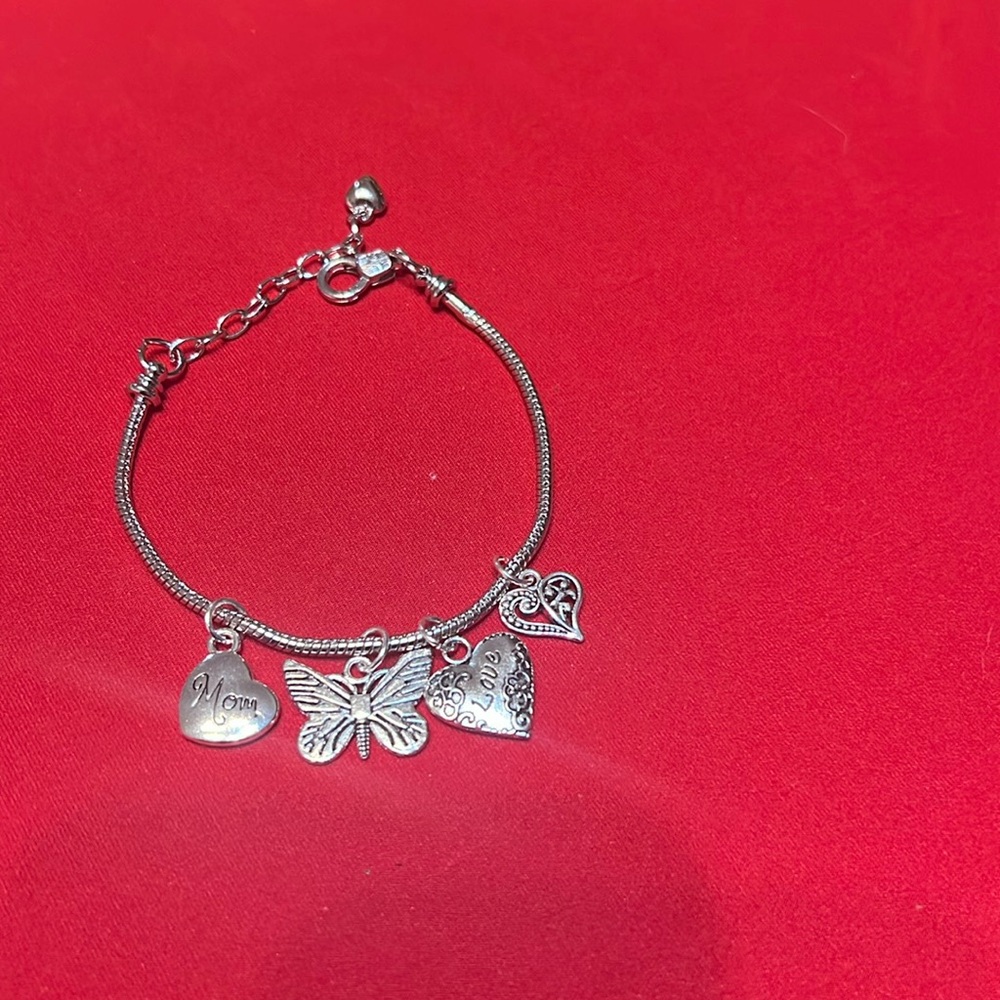 Beautiful Silver  Love Mom Charm Bracelet
